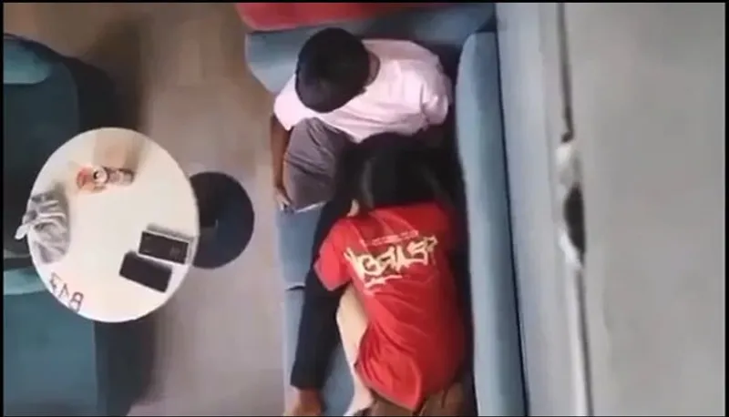 Quay lén bồ liếm bú cho cô bạn gái nơi công cộng